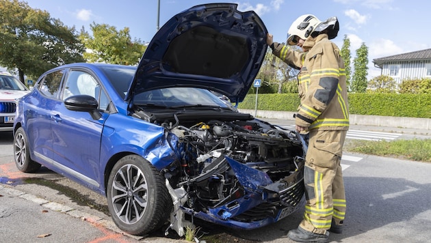 Der Renault der Unfallverursacherin wurde ordentlich in Mitleidenschaft gezogen. (Bild: mathis.studio/Stefan Zangerl)