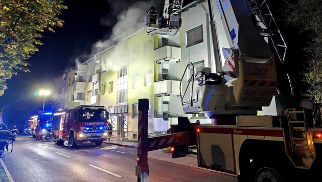 Die Stadtfeuerwehr Weiz konnte acht Menschen aus dem Mehrparteienhaus retten. (Bild: Stadtfeuerwehr Weiz)