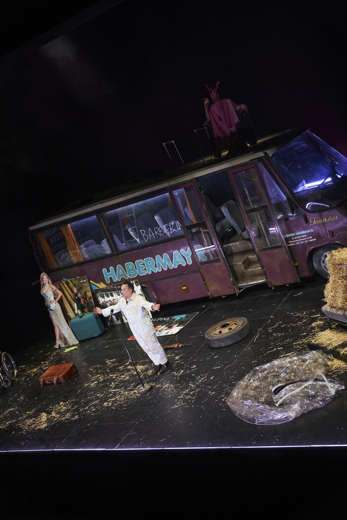 Stefko Hanushevsky auf der Bühne des Akademietheaters