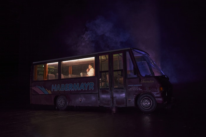 Der devastierte Autobus, der amerikanische Nazis auf den Obersalzberg transportiert, verkörpert ...