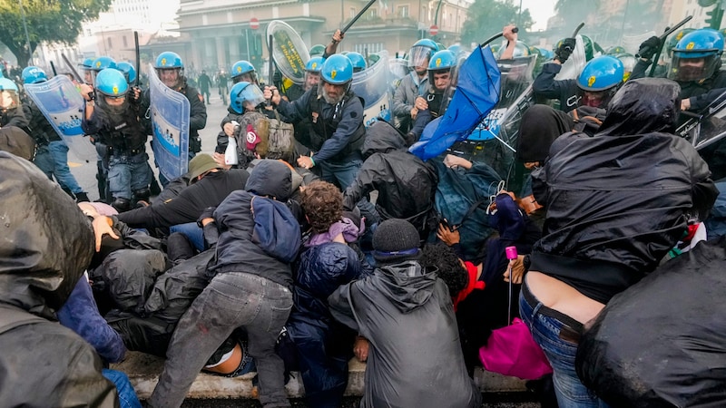 During the riots in Rome, 34 people - including 30 police officers - were injured. (Bild: AP)