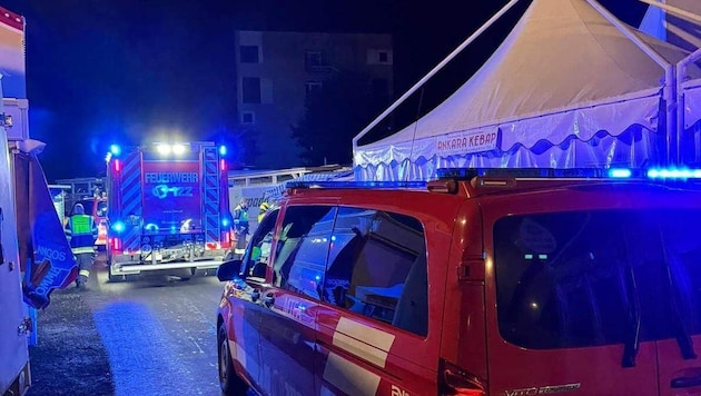 Sonntagfrüh musste ein Kärntner Wiesenmarkt-Besucher aus einer Toilette befreit werden. (Bild: FF St. Veit)