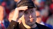 Musk hat dutzende Millionen Dollar in den Wahlkampf des Ex-Präsidenten gepumpt und ist von diesem auserkoren, in einer künftigen Regierung mit eisernem Besen zu kehren. (Bild: AP)