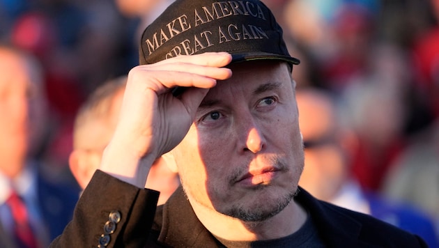 Elon Musk, the richest man in the world, pumped tens of millions of US dollars into the Trump campaign. For him, it's peanuts, the potential benefits outweigh the costs. (Bild: AP)