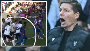 Van Dijk zieht an Guehi (links unten), Oliver Glasner hätte gern den Elfemterpfiff gehört.