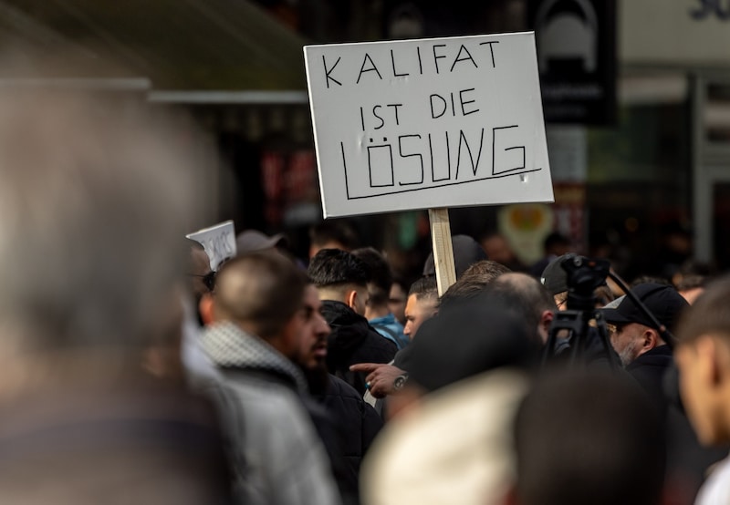 Im April wurde in Hamburg nach einem „Kalifat“ verlangt. (Bild: APA Pool/AXEL HEIMKEN)