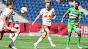 Marc Striednig (M.) und Co. taten sich gegen Lustenau (re. Torschütze Chabbi) schwer.
