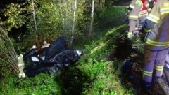 Firefighters supported the recovery of the wrecked vehicle (Bild: FF Lofer)