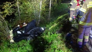Feuerwehrleute unterstützten die Bergung des Unfallwracks.