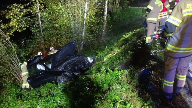 Feuerwehrleute unterstützten die Bergung des Unfallwracks. (Bild: FF Lofer)