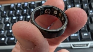 Für einen Fitnesstracker verblüffend klein, für einen Ring aber durchaus ein großes Kaliber: der Blaupunkt Ring. (Bild: Dominik Erlinger)