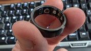 Für einen Fitnesstracker verblüffend klein, für einen Ring aber durchaus ein großes Kaliber: der ...