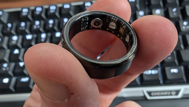 Surprisingly small for a fitness tracker, but quite a big caliber for a ring: the Blaupunkt Ring. (Bild: Dominik Erlinger)