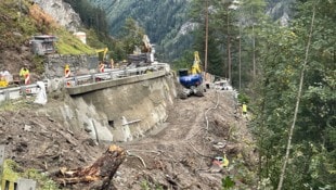 Der erste Teil der Tagessperren wurde genutzt, um Vorarbeiten für den Felsabtrag durchzuführen. (Bild: Land Tirol)