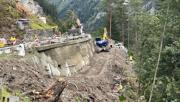 Der erste Teil der Tagessperren wurde genutzt, um Vorarbeiten für den Felsabtrag durchzuführen. (Bild: Land Tirol)