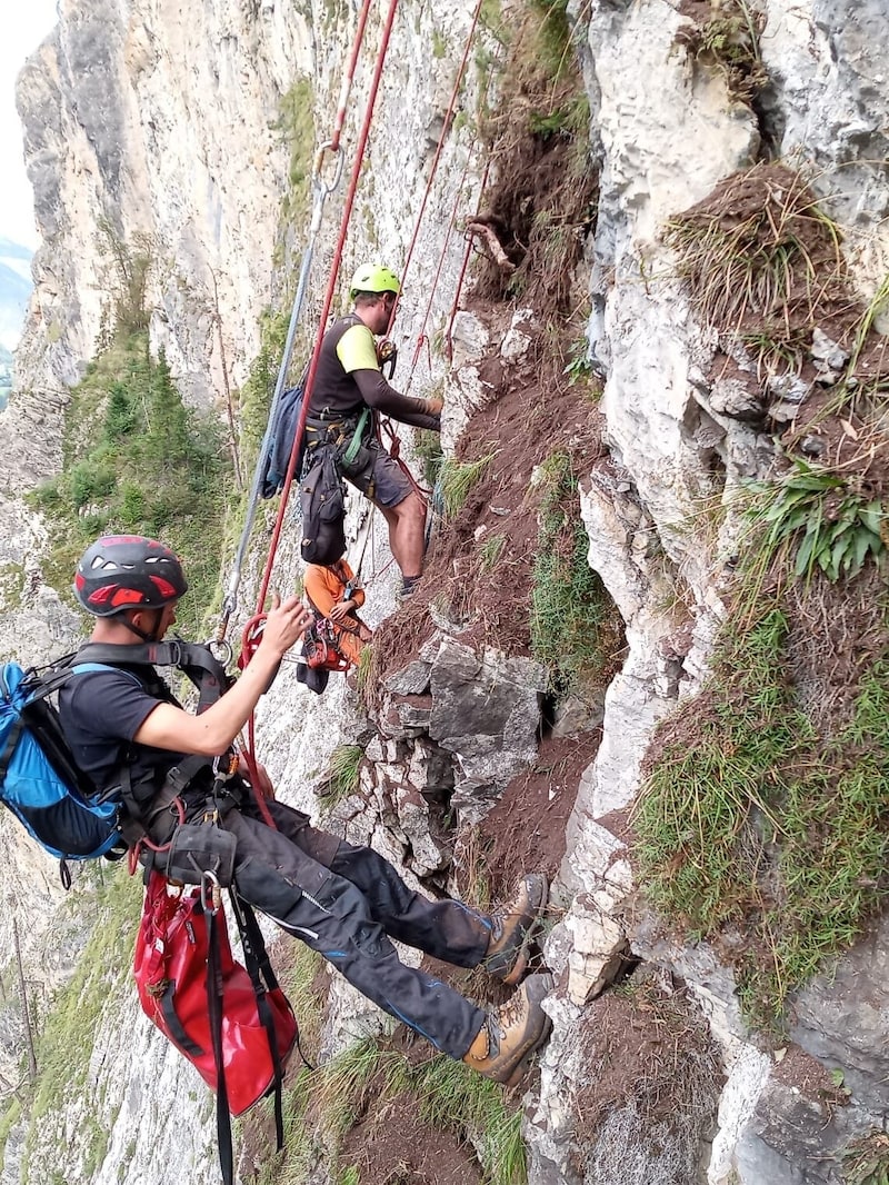 Die Vorarbeiten schritten trotz der Herausforderungen durch steile und teils überhängende Felswände zügig voran.  (Bild: Land Tirol)