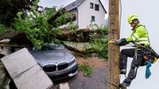 Fabian Eienberger steigt als Freileitungsmonteur auf Strommasten.