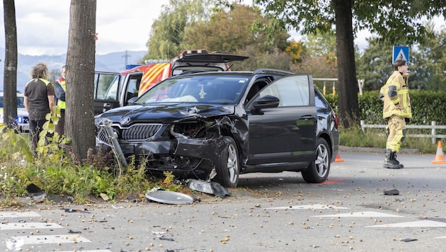 Das Fahrzeug der 22-Jährigen krachte nach dem Zusammenprall gegen einen Baum. (Bild: mathis.studio/Stefan Zangerl)