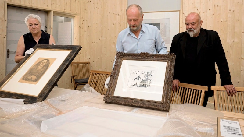 Johanna und Herbert Berger und Kurator Hannes Etzlstorfer mit Kunstwerken. (Bild: Molnar Attila/Attila Molnar)