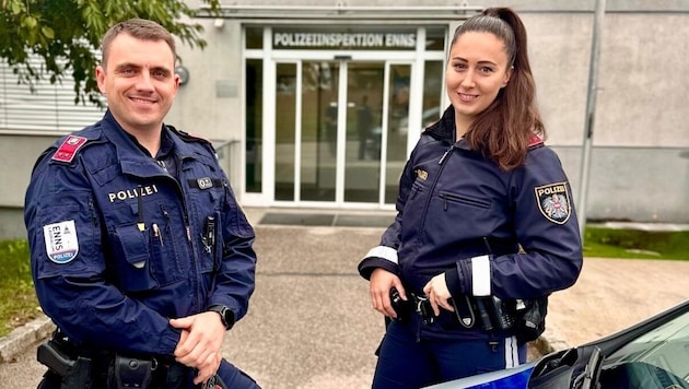 Die Streifenpolizisten Manuel F. (30) und Melanie B. (31) waren zur richtigen Zeit am Unglücksort. Dank ihres Eingreifens konnte die junge Ennserin (19) gerettet werden. (Bild: Polizei)