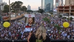 Israelis protestieren für die Freilassung der Geiseln – darunter Austro-Israeli Tal Shoham (Bild: AFP/GIL COHEN-MAGEN)