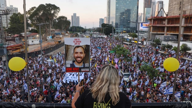 Israelis protest for the release of the hostages - including Austro-Israeli Tal Shoham (Bild: AFP/GIL COHEN-MAGEN)