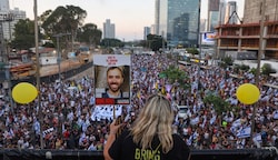 Israelis protestieren für die Freilassung der Geiseln – darunter Austro-Israeli Tal Shoham (Bild: AFP/GIL COHEN-MAGEN)