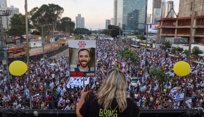 Israelis protestieren für die Freilassung der Geiseln – darunter Austro-Israeli Tal Shoham.