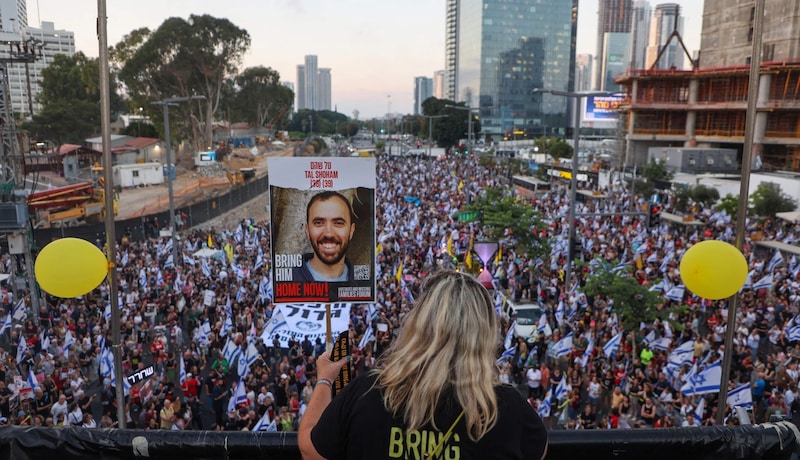 Israelis protestieren für die Freilassung der Geiseln – darunter Austro-Israeli Tal Shoham. (Bild: AFP/GIL COHEN-MAGEN)