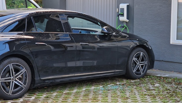 Smashed windshield on the passenger side of the electric Mercedes EQE. (Bild: zVg)