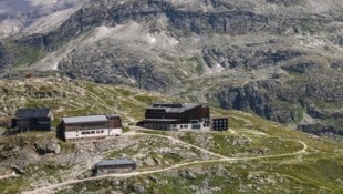 Am Weißsee in Uttendorf betreiben auch Wetterexperten eine Außenstelle: ÖBB-Haus (ganz li.), Bergstation der Weißseebahn (Mitte) und die Rudolfshütte (re.) (Bild: Hölzl Roland)