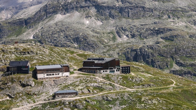 Am Weißsee in Uttendorf betreiben auch Wetterexperten eine Außenstelle: ÖBB-Haus (ganz li.), Bergstation der Weißseebahn (Mitte) und die Rudolfshütte (re.) (Bild: Hölzl Roland)