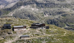 Am Weißsee in Uttendorf betreiben auch Wetterexperten eine Außenstelle: ÖBB-Haus (ganz li.), Bergstation der Weißseebahn (Mitte) und die Rudolfshütte (re.) (Bild: Hölzl Roland)