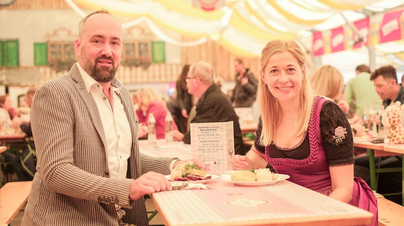 Teilten ihr Bruckner-Menü: Für Vegetarierin Doris Lang-Mayerhofer gab’s Knödel & Kraut, für ihren Josef Fleisch. (Bild: Einöder Horst)