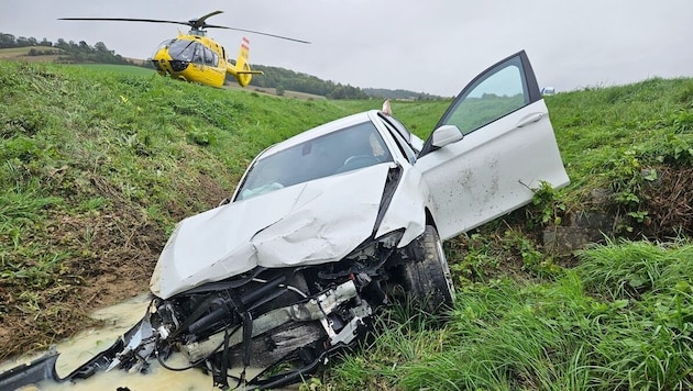 In this case, the two occupants were lucky: although they were not actually trapped, they only managed to get out with the help of emergency services. (Bild: FF Ernstbrunn)