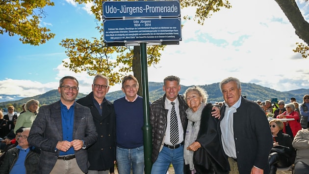 Die Udo Jürgens-Promenade wurde eröffnet; auch mit Kulturstadtrat Franz Petritz, Vizebürgermeister Alexander Kastner, Hannes Jagerhofer, Bürgermeister Christian Scheider, Inge Unzeitig und Rainer Husar. (Bild: Stadtkommunikation Hude)