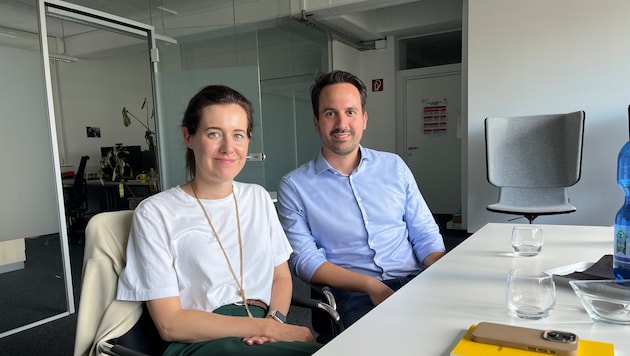 Bei seinem Vorarlberg-Besuch war Christoph Wiederkehr mit NEOS-Landeschefin Claudia Gamon unterwegs. (Bild: sos)