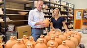 Besuch in der Keramikfachschule in Stoob: Wirtschaftslandesrat Leonhard Schneemann und ...