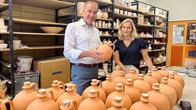 Besuch in der Keramikfachschule in Stoob: Wirtschaftslandesrat Leonhard Schneemann und Direktorin Anita Wolf. (Bild: Büro Schneemann)