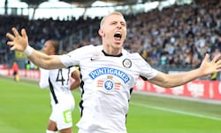 Mika Biereth demütigte Salzburg gleich mit drei Toren.
