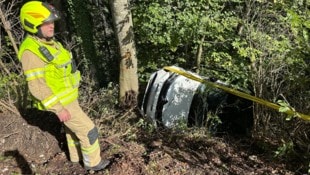 Die Feuerwehr Wiesing holte den Wagen aus dem Dickicht. (Bild: zoom.tirol, Krone KREATIV)