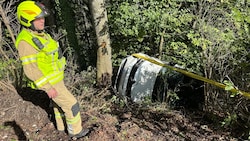 Die Feuerwehr Wiesing holte den Wagen aus dem Dickicht. (Bild: zoom.tirol, Krone KREATIV)