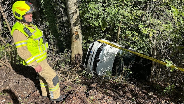 The Wiesing fire department pulled the car out of the thicket. (Bild: zoom.tirol)