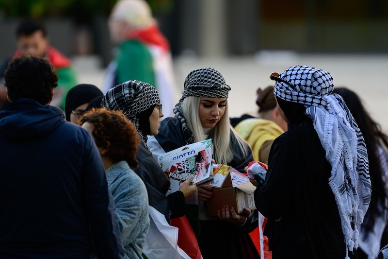 Pro-Palestinian demonstrators gathered in the Volksgarten. (Bild: TEAM FOTOKERSCHI / KERSCHBAUMMAYR)