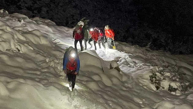 Im Schnee wateten die Bergretter mit den erschöpften Alpinisten zur Bettelwurfhütte. (Bild: Bergrettung Hall-Umgebung, Grassmayr)