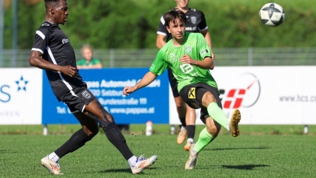 Alexander Lapkalo (re.) traf sehenswert zum 1:0 für Wals-Grünau. (Bild: Tröster Andreas)