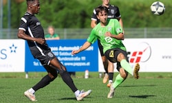 Alexander Lapkalo (re.) traf sehenswert zum 1:0 für Wals-Grünau.