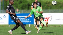 Alexander Lapkalo (re.) traf sehenswert zum 1:0 für Wals-Grünau. (Bild: Tröster Andreas)