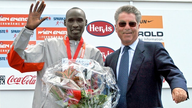 Samson Kandie at the award ceremony with Heinz Fischer. (Bild: GEPA pictures)