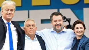 Geert Wilders, Viktor Orban, Matteo Salvini (3.v.r.) und Marlene Svazek (von links) beim Rechtstreffen in Norditalien. (Bild: AFP)